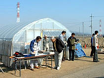 農業公社にて花配布中