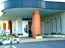 玄関でお客様をお出迎え