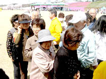 交流会花苗・タネ配布中