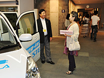 電気自動車を展示